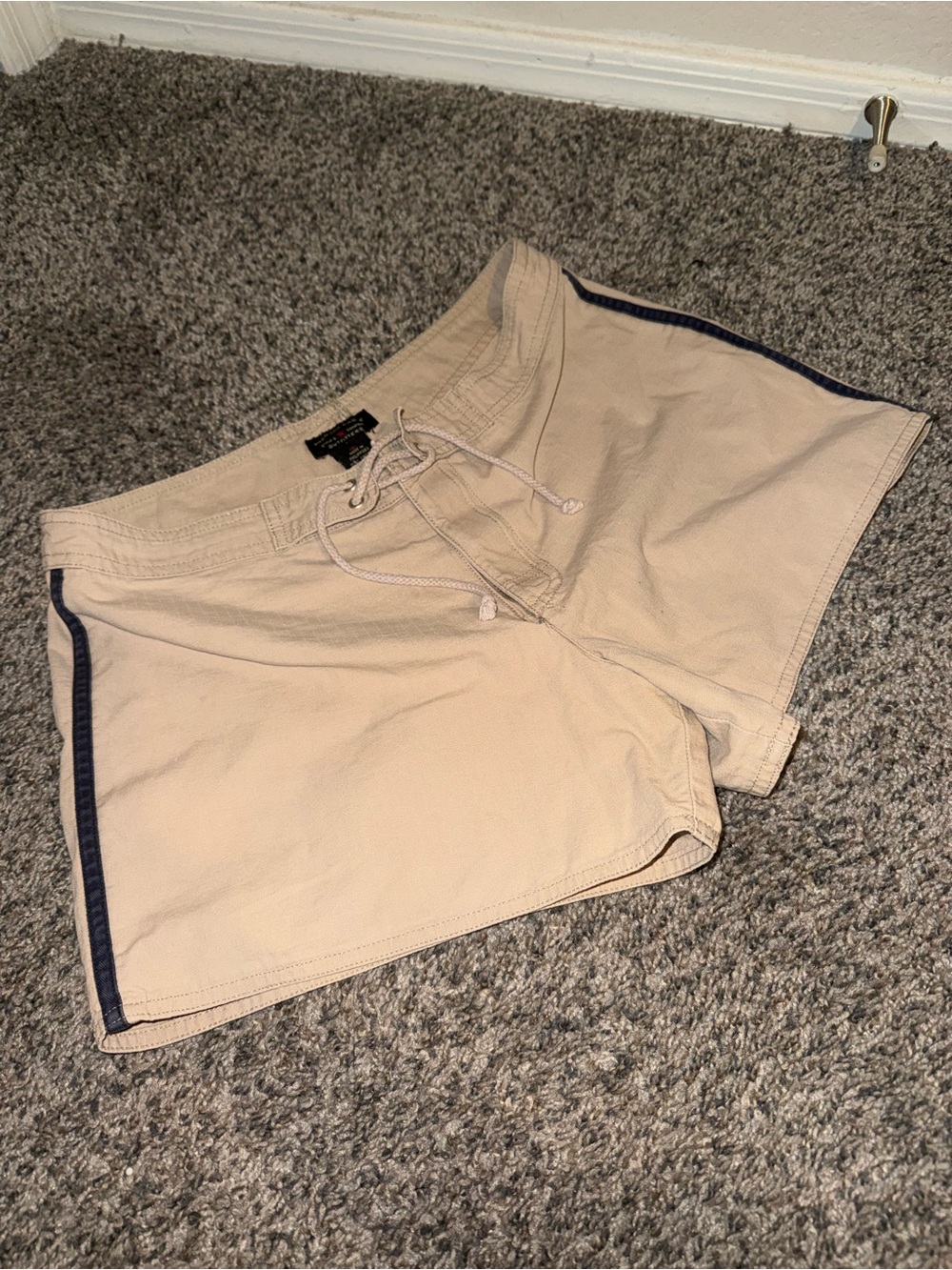 Y2K 90’s American Eagle Outfitters Khaki Shorts with Navy Side Trim Size 6